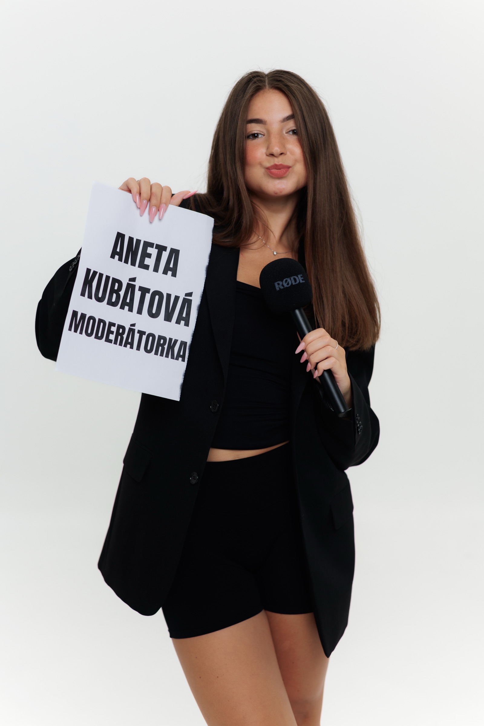 Aneta Kubátová s mikrofonem