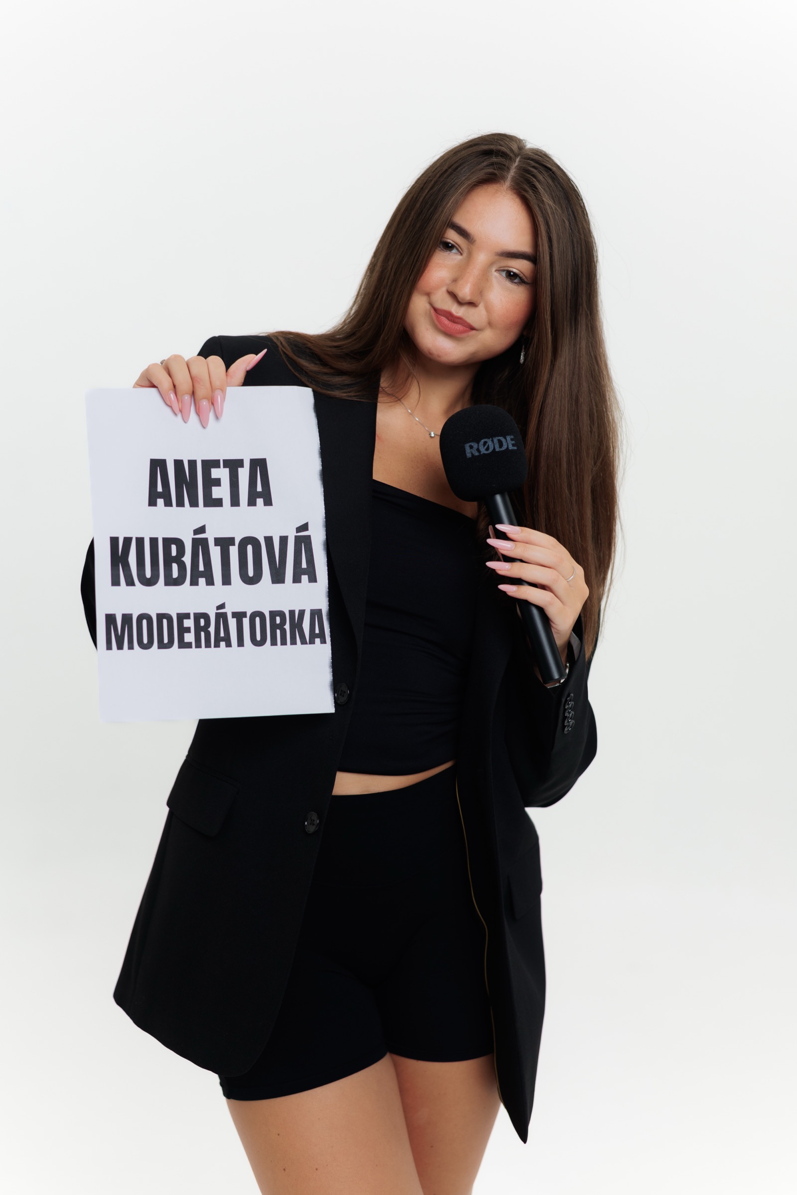 Aneta Kubátová s mikrofonem